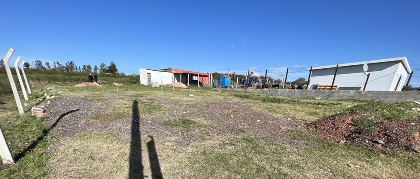 Amplio terreno CAMINO PENSE – Frente a Reductora
