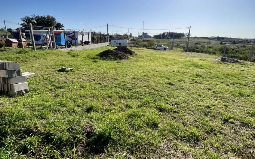 Amplio terreno CAMINO PENSE – Frente a Reductora